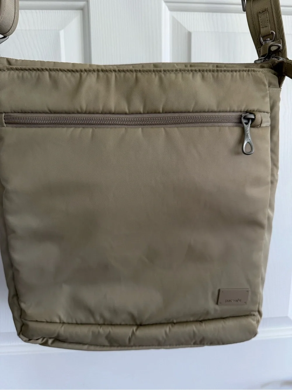 Pacsafe Crossbody Bag Laptop RFID safe Cream  13x12x3